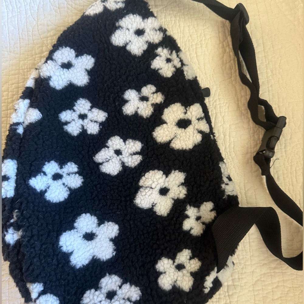 Cute & fluffy daisy shoulder bag. Similar to Kavu ones but cheaper.